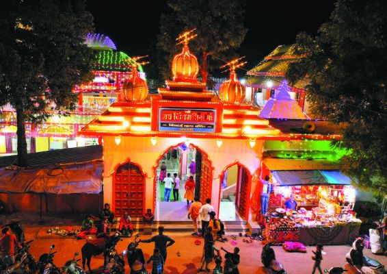 धरती से प्रकट हुई हैं आराध्य देवी माता विंध्यवासिनी, देश-विदेश से आते हैं श्रद्धालु