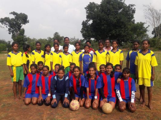 जरिया में 8 दिवसीय बालक बालिका का फुटबॉल स्पर्धा