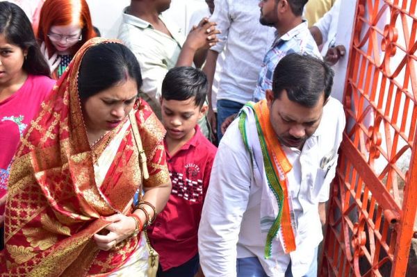 विधायक उत्तरी ने सपरिवार माँ कौशलेश्वरी मंदिर में मत्था टेक लिया आशीर्वाद