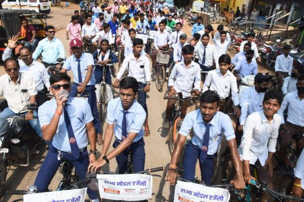 स्वास्थ्य विभाग ने निकाली साइकिल रैली, आयुष्मान योजना की जानकारी दी