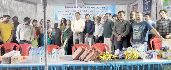 उत्साहवर्धन करने सेवा पंडाल पहुंचे कलेक्टर