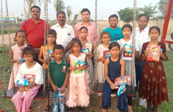 नौ कन्याओं से करवाया झूले का उद्घाटन