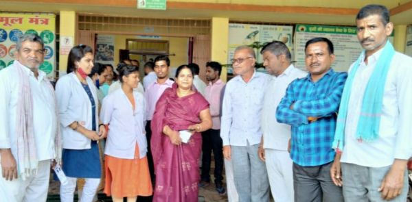 जनपद अध्यक्ष ने देखा सीएचसी में स्वास्थ्य सुविधाओं का हाल