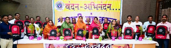 व्यापारी संघ ने स्कूली बच्चों को  बांटे बैग