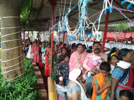दंतेश्वरी दरबार में भक्तों की कतार
