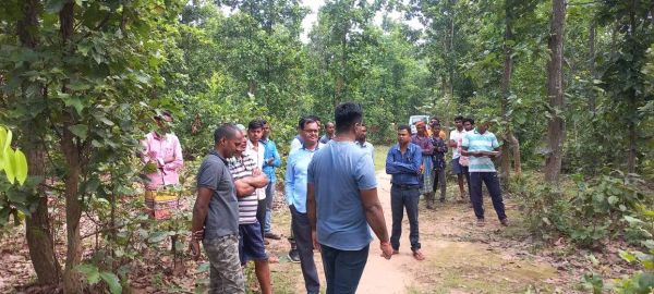 पति की लाश कमरे में, पत्नी का जंगल में, मासूम बेटा गंभीर