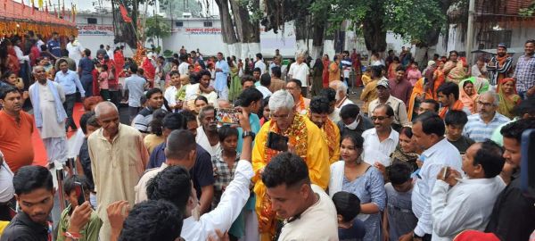 महाअष्टमी पर पूजा-अर्चना के लिए भक्तों का उमड़ा सैलाब