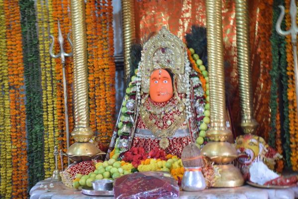 बम्लेश्वरी के दर पर हर दिन सवा लाख ने टेका माथा