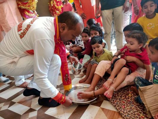 कन्या पूजन कर कमरो ने लिया आशीर्वाद