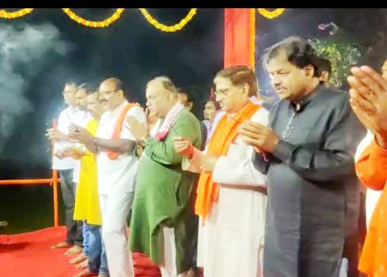 माँ गंगा की महाआरती में शामिल हुए जनप्रतिनिधि