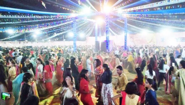 यूनिटी वेलफेयर क्लब और कोरिया सर्व विकास समिति का आयोजन गरबा नाइट, मां दुर्गा की आराधना में झूम रहे लोग