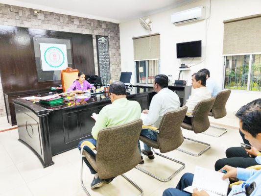 चक्रपथ की ऊंचाई बढ़ाने कलेक्टर ने ली रेलवे अफसरों की बैठक