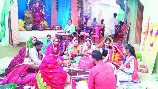हवन, कन्या भोज के बाद प्रतिमा का विसर्जन
