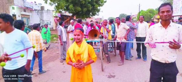 सांग धारण कर मांदर की धुन पर थिरके भक्त
