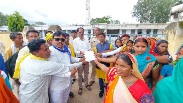 बेजा कब्जा हटाने की मांग, एसडीएम के नाम ज्ञापन