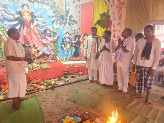 विधायक पहुंचे दुर्गा पंडाल, पूजा-अर्चना