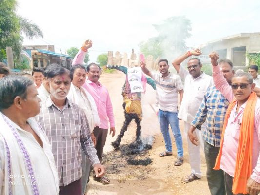 दशहरा पर रावण के साथ जर्जर सडक़ का पुतला जलाया, 