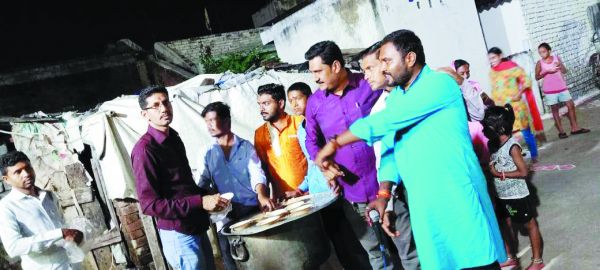 वार्डवासियों को प्रसाद वितरण