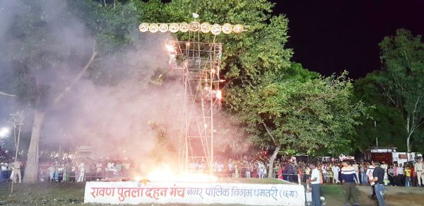 रावण दहन अधूरा, निगम का पैसे देने से इंकार