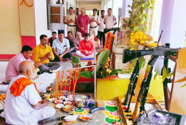 विजयादशमी पर रक्षित केन्द्र में शस्त्र पूजा