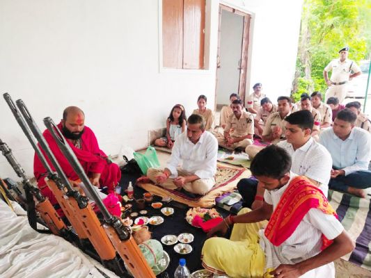 शस्त्रों की पूजा की एपी कुकरेजा ने