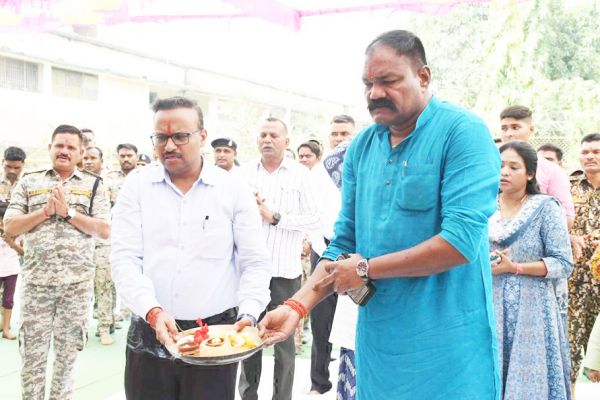 विजयादशमी पर डीआईजी ने की शस्त्रों की पूजा-अर्चना