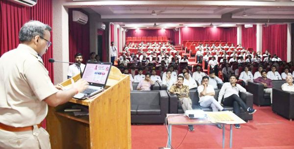 डीआईजी ने जागरूकता लाने दिया व्याख्यान