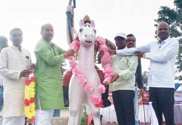 समाज के लिए आदर्श हैं वीरांगना दुर्गावती - कमरो