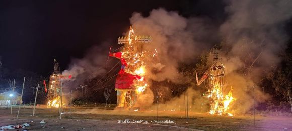 आतिशबाजी के साथ रावण के पुतले का दहन