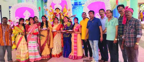 सिंदूर खेला के साथ दी मां दुर्गा को विदाई