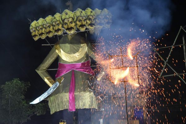 गौरीनगर में 41 फीट रावण पुतले का दहन