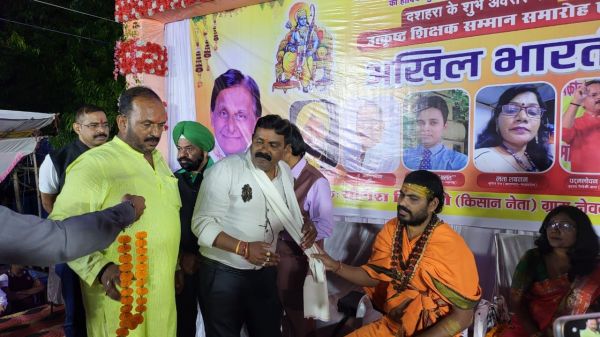 बच्चों को अच्छी शिक्षा के साथ-साथ अच्छा व्यवहार और संस्कार देते हैं शिक्षक-योगेश 