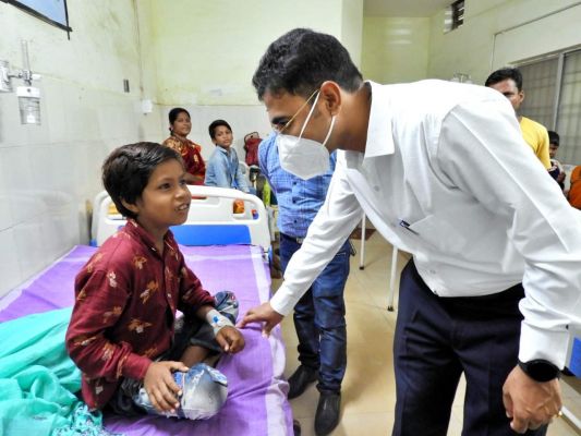  कलेक्टर ने किया जिला चिकित्सालय, सी-मार्ट, गढ़ कलेवा, कला केन्द्र का निरीक्षण