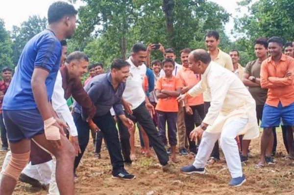 छत्तीसगढिय़ा ओलंपिक में विधायक कमरो ने गिल्ली डंडा और कबड्डी में दिखाए जौहर