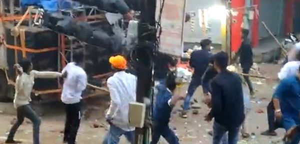 झांकी पहले आगे बढ़ाने के नाम पर दो गुटों में जमकर हुई मारपीट, पथराव वीडियो वायरल