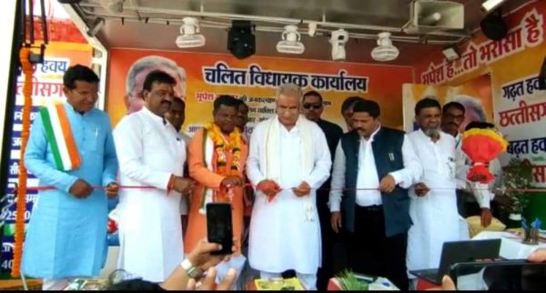 सीएम के हाथों चलित विधायक कार्यालय का उद्घाटन