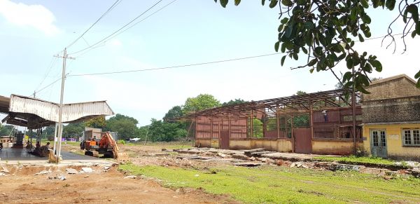 स्टेशन में पुराना गोदाम टूटने के बाद रेलवे के काम में आई तेजी