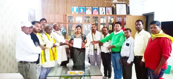 आरक्षण के मुद्दे को ले सर्व आदिवासी समाज का प्रतिनिधि मंडल सिहावा विधायक से मिला