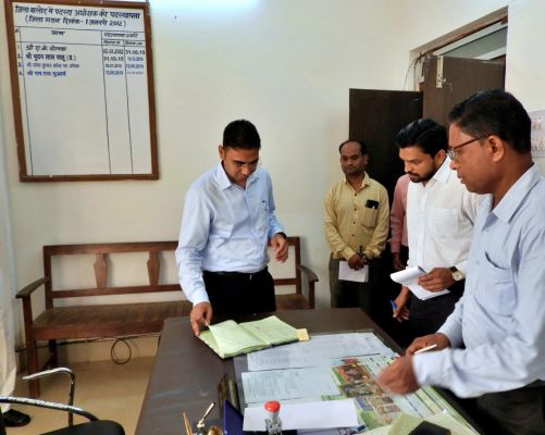 कलेक्टोरेट के विभिन्न विभागों के कार्यालयों का निरीक्षण