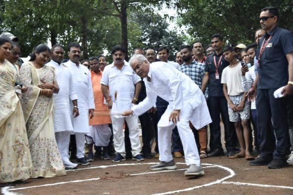 मुख्यमंत्री ने गिल्ली डंडा में आजमाया हाथ