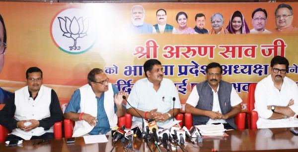 गोबर और वर्मी कंपोस्ट घोटाले में कृषि मंत्री इस्तीफा दें