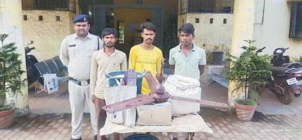  स्कूल से मध्यान्ह भोजन का तेल, चावल की चोरी, तीन पकड़ाए