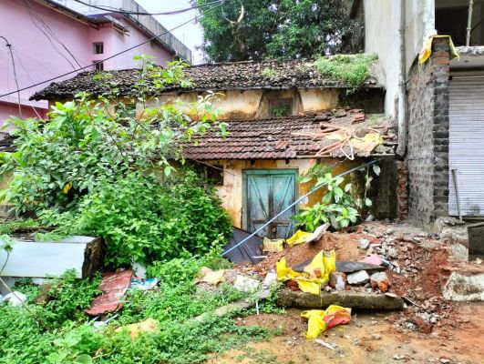 कब्जे की नई जुगत, बाहर जड़ा है ताला और अंदर प्राइवेट टायलेट..!
