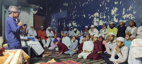मदरसा के बच्चों ने नात शरीफ पढ़ा