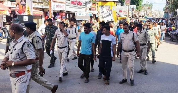 दुर्गा विसर्जन के दौरान सड़क पर उत्पात मचाने वाले 17 गिरफ्तार, कोर्ट तक पैदल ले गई पुलिस