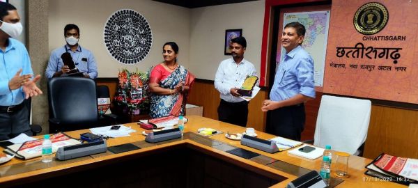 ई गवर्नन्स जांजगीर चाम्पा के आधार ऑपरेटर, एक्सीलेंस  अवार्ड  से  किया गया सम्मानित