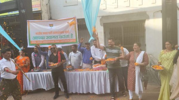 पथ संचलन का पुष्प वर्षा से स्वागत