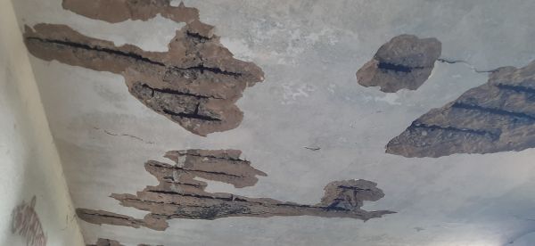 स्कूल भवन जर्जर, खतरे में है नौनिहाल