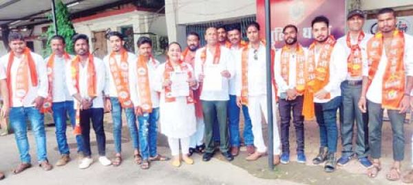 शिवसैनिकों ने आप मंत्री का फूंका पुतला