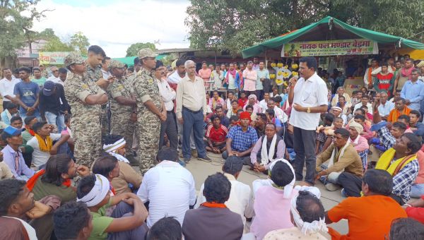 बिना अनुमति धर्मांतरित बुजुर्ग के शव का दफन, ग्रामीणों का चक्काजाम
